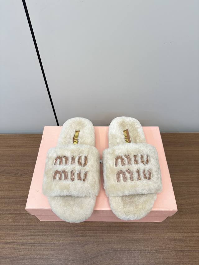 Miumiu ～缪缪24秋冬最新款懒人毛毛拖鞋 Miumiu今年也是出了不少大爱款，有时尚元素，鞋面外表 贵气感十足 穿上它总能展现女性时尚韵味 时尚却不过分张